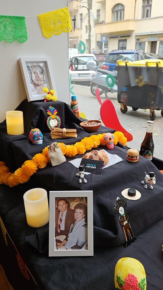 Bringe dein Foto und deine Ofrenda zu unserem Altar de Muertos bei Arre Mexican Essen!
Feiere mit uns das Leben und erinnere dich an deine Liebsten – mit Blumen, Farben und Herzen voller Liebe. 💀🌼🕯️
Danke @dulcemundoberlin und @soonaotomi
#arremexicanessen #mexikoindeutschland #díademuertos #charlottenburg
