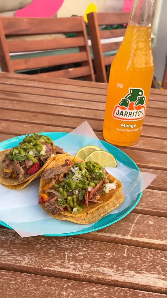 Ye ye ye! 💃 Liebst du authentisches mexikanisches essen? 🇲🇽 Dann kommt unbedingt bei Arre vorbei! 🌶️ 

Im Wochenmenü: Tacos de Alambre 🌮 zwei Tacos mit saftigem Rindfleisch & Rindertocino, gebraten mit Paprika und Zwiebeln, auf doppelten Bio-Maistortillas mit geschmolzenem Käse. 🤤🤤

📍 Arre Mexican Essen - Sabor To-Go Tauroggener Str. 42, 10589 Berlin

#berlinfood #eatinginberlin  #mexicanfood #tacos #foodspotberlin