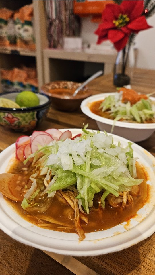 ✨ Der beste Pozole in Berlin wartet auf euch! 🇲🇽

Weil ihr es euch so sehr gewünscht habt, gibt’s diese Woche nochmal Pozole bei ARRE!

Und das ist noch nicht alles… eine Überraschung kommt auch 🫔🫔

📍 Nur solange der Vorrat reicht – schnell vorbeikommen!

#pozole #elmejorpozole #ArreMexicanEssen #mexikoindeutschland #BerlinFoodie

 Welche Pozole-Sorte bevorzugen ihr?