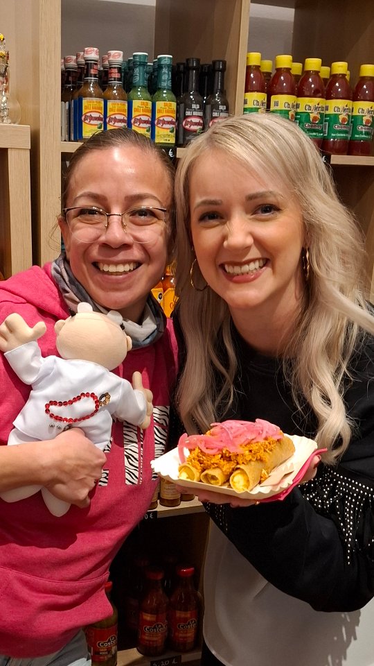 Gestern hatte ich Besuch von @sarita_viajando in meinem Laden ✨ Und auch wunderbare Freunde wie Alex, @el_kampinski , @jorge_sternsanchez @phanniepa und meine lieben Freundinnen aus Berlin 🤍 Es war ein schöner Nachmittag voller Verbindung – gemeinsam sind wir stärker! 🙌 Danke, Freunde! 🇲🇽
#arremexicanessen #mexikoindeutschland #drsimi