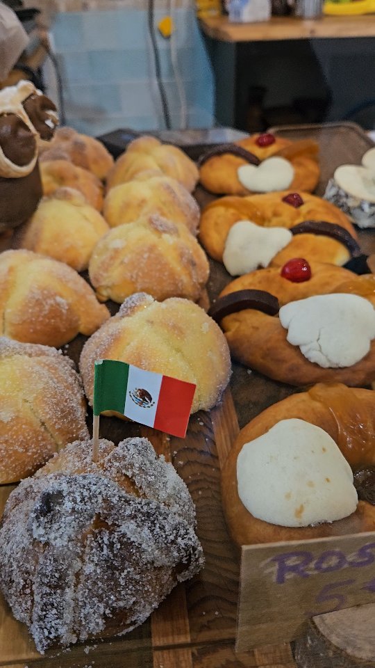 🇲🇽 In Mexiko haben wir angeblich keine Brotkultur …

Aber wir haben Rosca de Reyes und Pan de Muerto – zum Beispiel bei @dulcemundoberlin .

Dazu Ponche Mexicano und Café de Olla hier bei Arre.

Brot ist mehr als Mehl – es ist Tradition.

@richardhartbaker

#arremexicanessen #mexikoindeutschland #panmexicano