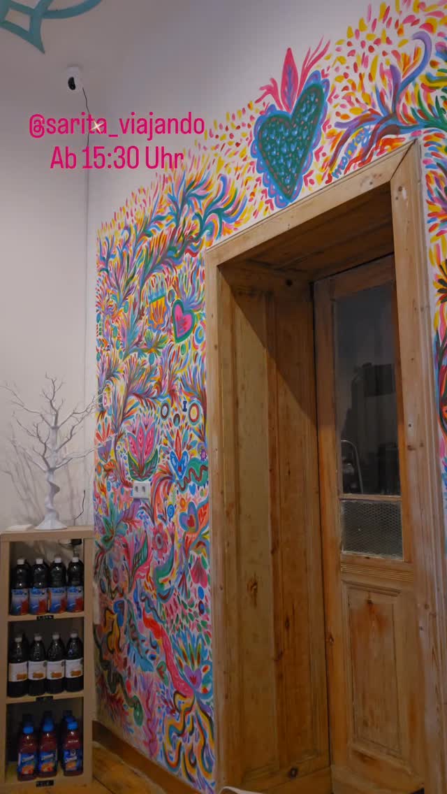 ✨ ¡Hoy nos visita la increíble @sarita_viajando! ✨

Ven con tu Doctor Simi 🧑‍⚕️💜 hoy a partir de las 15:30 y llévate un adorno padrísimo de @jarritos_deutschland 🧡💚

Además… 👀
🎁 La primera persona que llegue con calcetines o algo del Dr. Simi se lleva una bolsa de Arre (¡gracias @empowermaersch!)
🔥 Y también participa en la rifa de una bolsa de Arre con Fritos Hot 🌶️🤤

¡Te esperamos con mucho cariño!
🌮🇲🇽✨

#arremexicanessen #MexicanFood #BerlinEats #DoctorSimi #SaritaViajando