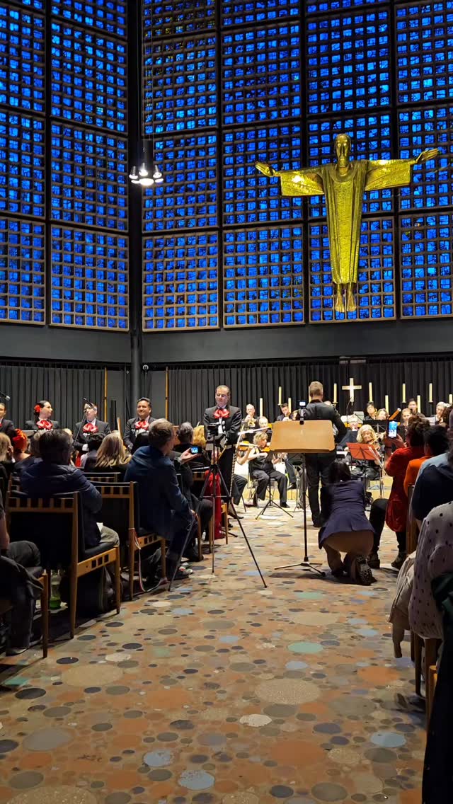 💐✨ Ein unvergesslicher Nachmittag voller Musik, Emotionen und Gemeinschaft ✨💐

Ich hatte die Ehre, als Unterstützerin zum Sinfonischen Mariachi-Konzert in Berlin eingeladen zu sein – organisiert von der Mexikanischen Gesellschaft Berlin, mit dem wunderbaren Mariachi El Dorado und dem Sibelius Orchester.

Ich möchte klar sagen, dass ich bei diesem Event **keine Sponsorin war**. Die großartige Arbeit und Unterstützung kamen von anderen, die wirklich Herz und Energie hineingelegt haben.

Ein besonderes Lob und mein tiefster Respekt gehen an meine liebe Ivette von Taco Tales, die – wie immer – mit ihrer köstlichen Küche die Musiker versorgt hat, sowie an Taquería El Oso, Moctezuma Foods, den Mariachi El Dorado und natürlich an die Mexikanische Gesellschaft, vor allem an meine lieben Gabrielas.

Dass mein Name dennoch im Programm stand, war ein Geste der Freundschaft und Unterstützung – und das berührt mich sehr. Ich bin dankbar dafür und hoffe, diesen schönen Akt irgendwann mit ganzer Kraft zurückzugeben.

Das Konzert in der Kaiser-Wilhelm-Gedächtniskirche war einfach magisch – voller Gefühl, Stolz und Verbundenheit. Ein Geschenk für uns alle, die fern von zuhause sind.

Gracias von Herzen. 💛

#MariachiBerlin #MexikanischeKultur #Dankbarkeit #Konzertmomente #TacoTales #MoctezumaFoods #TaqueríaElOso #SibeliusOrchester #Gemeinschaft #ArreMexicanEssen
