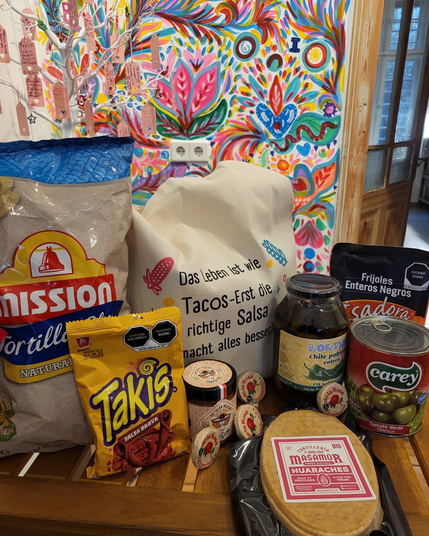 🎄✨ WEIHNACHTS-GIVEAWAY ✨🎄

Gemeinsam mit unseren großartigen Freunden & Kollegen von @mexicomiamorde verlosen wir ein mexikanisches Frühstücks-Paket 🇲🇽
Ideal für Chilaquiles & Huaraches!

🧺 Im Giveaway-Paket enthalten:
• ARRE Stoffbeutel
• Totopos Misión (natur)
• Ganze Poblano-Chilis – Lol-Tun
• Tomatillos – Carey
• Takis Salsa Brava
• 4 Mazapanes
• Huaraches – @masamor.ch 
• Schwarze ganze Bohnen – Isadora
• Salsa Huate – @salsaschingonas 

👉 So nehmt ihr teil:

1️⃣ Folgt @arre_mexican_essen
2️⃣ Folgt @mexicomiamor
3️⃣ Kommentiert:
👉 Für wen würdet ihr Chilaquiles & Huaraches zum Frühstück kochen und warum?

📅 Auslosung:
🗓 Mittwoch, 17. Dezember
⏰ 20:00 Uhr

🎅 Viel Glück & feliz Navidad! 🇲🇽🎄

#Giveaway #WeihnachtsGiveaway #Gewinnspiel
#MexikanischesEssen #MexicanFood #Chilaquiles #Huaraches
#BerlinFood #BerlinEats #Charlottenburg
#ArreMexicanEssen #MexicoMiAmor