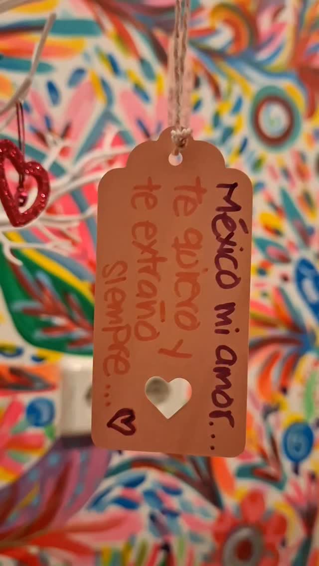 🇲🇽 Was würdest du Mexiko sagen, wenn es dich hören könnte?

In unserem Laden steht jetzt der Tlatoanibaum (Mexico Streaming) – ein Wunschbaum für Botschaften an Mexiko.

📝 Schreib deine Nachricht, deinen Wunsch, deinen Gedanken.
💗 Häng ihn an den Baum und werde Teil dieser liebevollen Verbindung.

📍 Komm vorbei und hinterlass deine Worte für Mexiko.

#Tlatoanibaum #Mexico #Wunschbaum #MexikoInBerlin #ArreMexicanEssen BotschaftAnMexiko