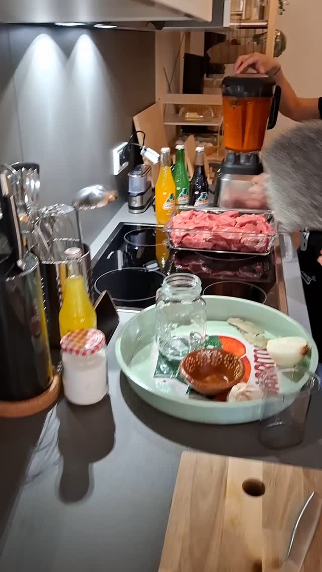 🌟 Momente, die nach Glück schmecken! 🌟

Alex hat mich eingeladen, bei einem besonderen Video für Jarritos Deutschland mitzuwirken... 🎥✨ Das Endergebnis seht ihr bald – wenn Alex seine Magie vollendet!

Dieses kleine Video zeigt mich in meinen glücklichsten Arre-Momenten: kochen, lachen, über Essen sprechen und das Leben genießen. 💚🌮

Danke Ale, dass du an mich gedacht hast! 🙌
Bleibt dran – das Ergebnis gibt’s bald bei @el_kampinski ! 🎬

👀 Was macht euch beim Essen am glücklichsten: Kochen, Genießen oder Teilen? Erzählt es mir in den Kommentaren!

#JarritosDeutschland #Arre #KochenMitLiebe #MexikanischeVibes #ArreMexicanEssen #mexikanischeküche #mexikoindeutschland #mexicancatering #berlincatering