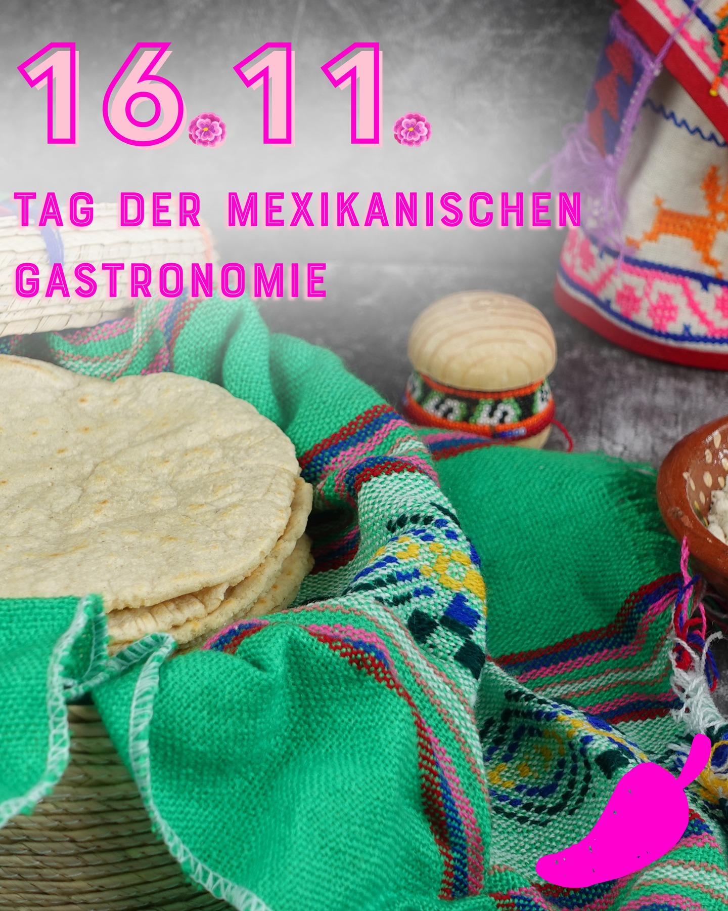 🇲🇽 Heute feiern wir den Tag der mexikanischen Gastronomie 🌽

Und bei Arre starten wir damit unsere Woche der mexikanischen Küche – eine kulinarische Fiesta voller Geschmack, Tradition und ganz viel Herz.

Jedes Gericht, das wir diese Woche mit euch teilen, ist eine Hommage an unsere Wurzeln – an eine Küche, die man fühlt, die verbindet und die bleibt.

In den nächsten Tagen zeigen wir euch nach und nach die Spezialitäten, die wir für diesen Anlass vorbereitet haben:

🫔 Tamales mit Hähnchen (#Halal)
🌶️ Tamales mit Rajas & Käse (#Vegan)
🌮 Knusprige Tacos im Becherchen
– Spezial mit Pibil-Hähnchen & roten Zwiebeln
– Klassisch mit Salat, Sauerrahm, Käse & meine deliciosa grüner Salsa
🥄 Chilaquiles im Becher

📍 Am Samstag bekommen wir Besuch von @sarita_viajando 🎥
🎺 Und am Sonntag, 23. November, feiern wir den Abschluss mit dem Konzert von @elrecodooficial hier in Berlin!

Kommt vorbei, probiert mit uns und lasst uns gemeinsam die Vielfalt der mexikanischen Küche feiern!

🎁 Tipp: Es wird auch kleine Überraschungen und Geschenke geben!

#MexikanischeWoche #TagDerMexikanischenKüche #ArreMexicanEssen #Tamales #TacosImBecherchen #BerlinFood #MitLiebeGekocht #diadelagastronimiamexica #mexicangastronomy